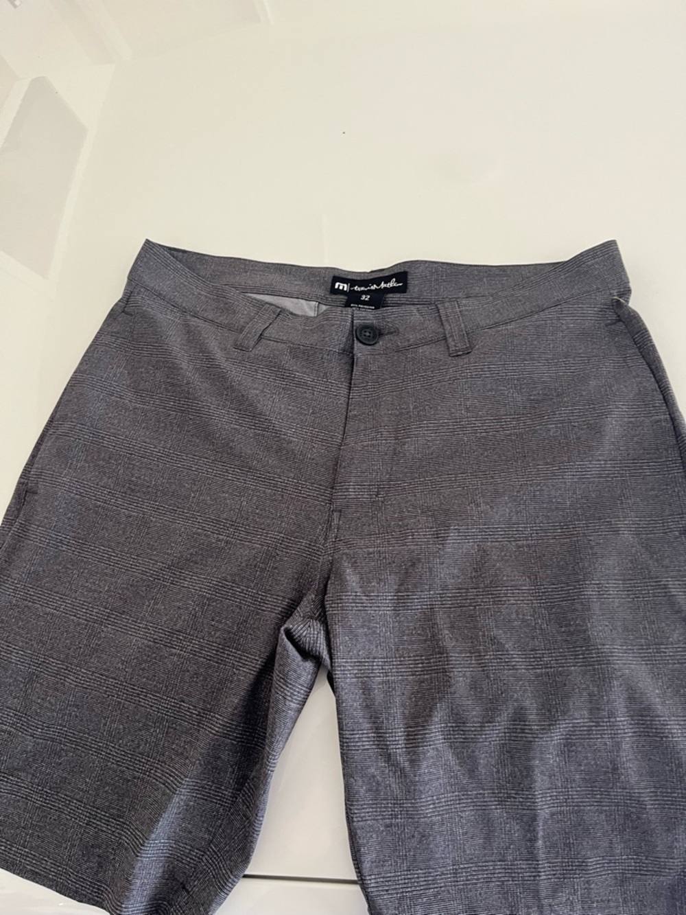 Travis Mathew Men's Charcoal Gray Plaid Flat Front Shorts size 32 golf
